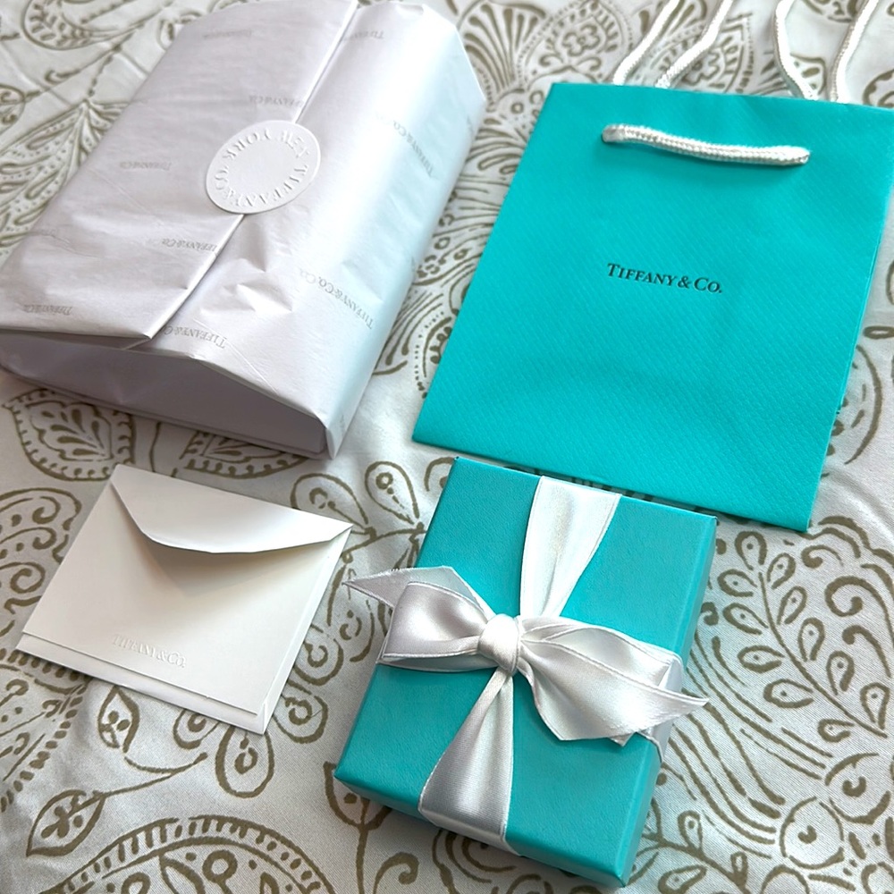 New Tiffany and Co. Bag, Pouch, Box, Ribbon, Note Card, and Tissue Paper Set🤍
